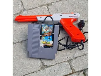 Nintendo NES Zapper Light Gun med Super Mario Bros. / Duck Hunt spel